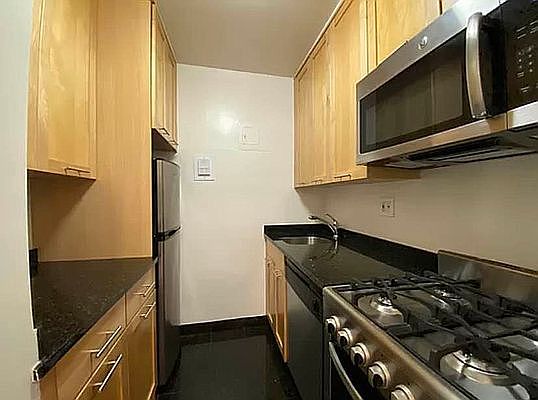 2nd image of 1 Irving Pl #E