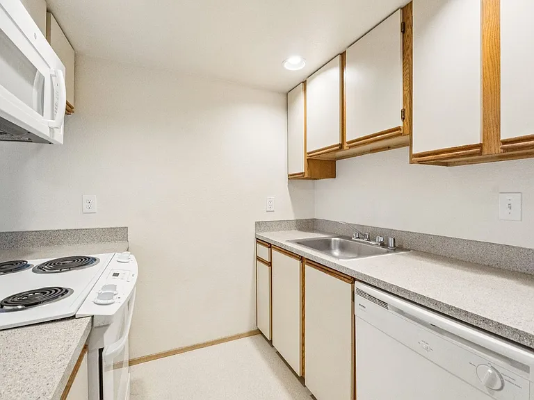 University Court Apartments — Photo 79