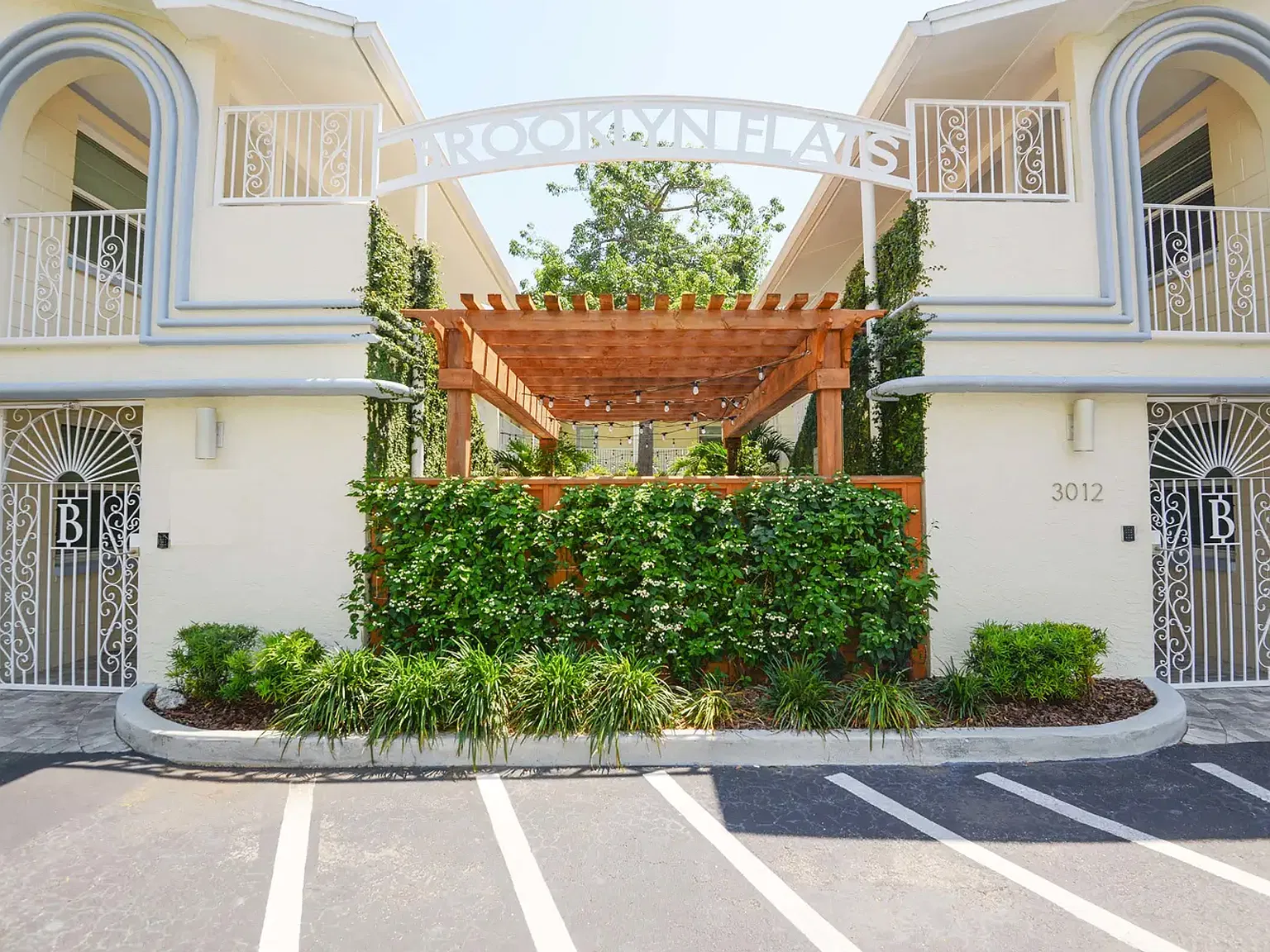 Beautifully Renovated Palma Ceia 2-Bedroom with Laundry — Photo 2