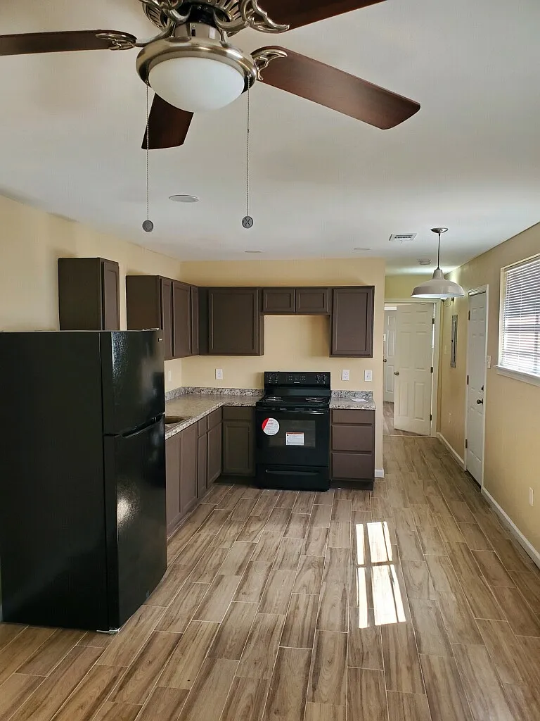 1813 Benton St — Photo 2