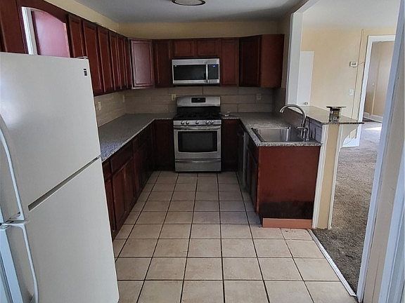 5th image of 411 Douglas St