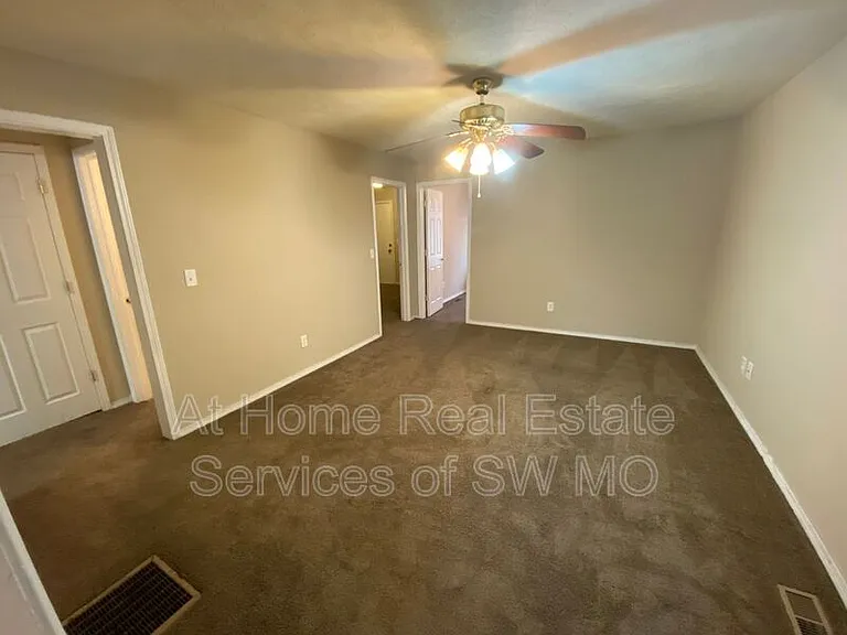 313 W Grand St — Photo 3