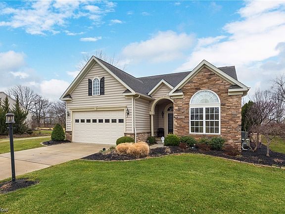 2nd image of 39189 Hawthorne Dr