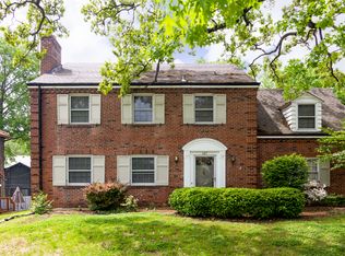 421 Edgewood Dr, Saint Louis, MO 63105