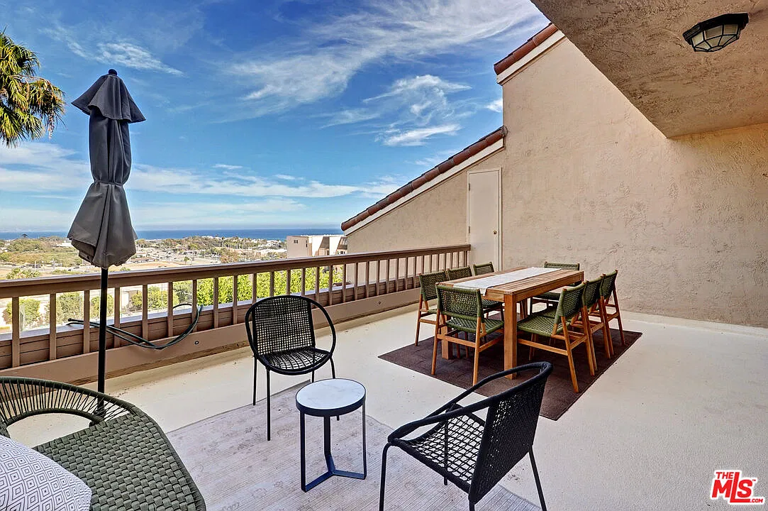 2 bed, 2.0 bath, 1470 sqft, $5,800 — Photo 2