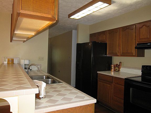4th image of 112 Hill Dr