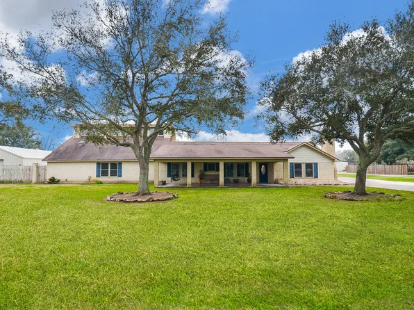 419 Western Acres Dr, El Campo, TX 77437