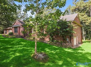 1085 Hillcrest Dr, Arab, AL 35016