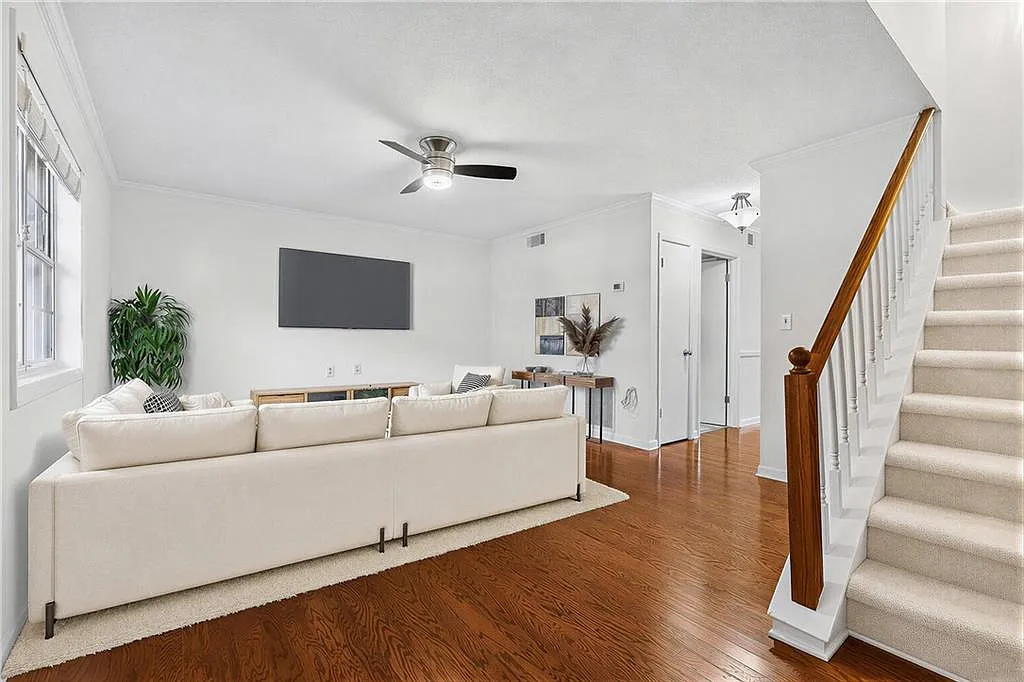 6900 Roswell Rd — Photo 4