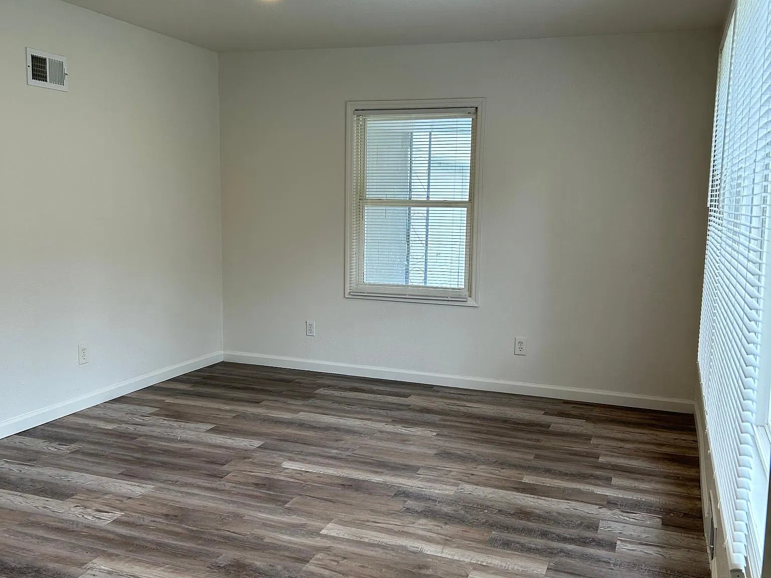 2 bed, 792 sqft, $1,300 — Photo 4