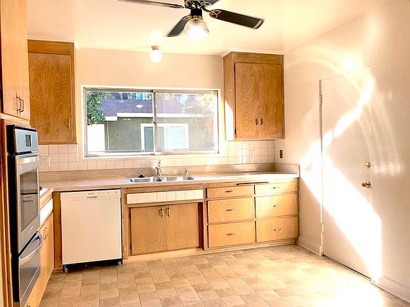 3rd image of 10937 Bloomfield St APT 3