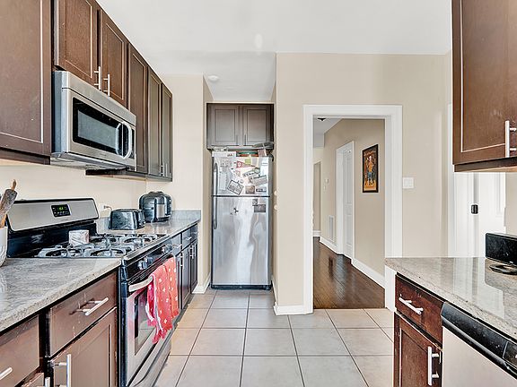 5th image of 654 W Wellington Ave #2