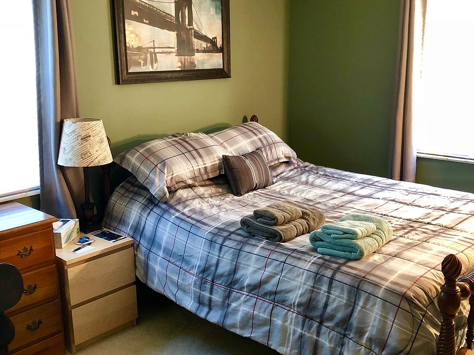 Second bedroom is as pictured minus the bed linens and towels.