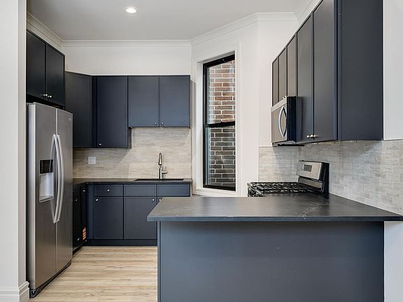 4th image of 1710 W Belmont Ave #302