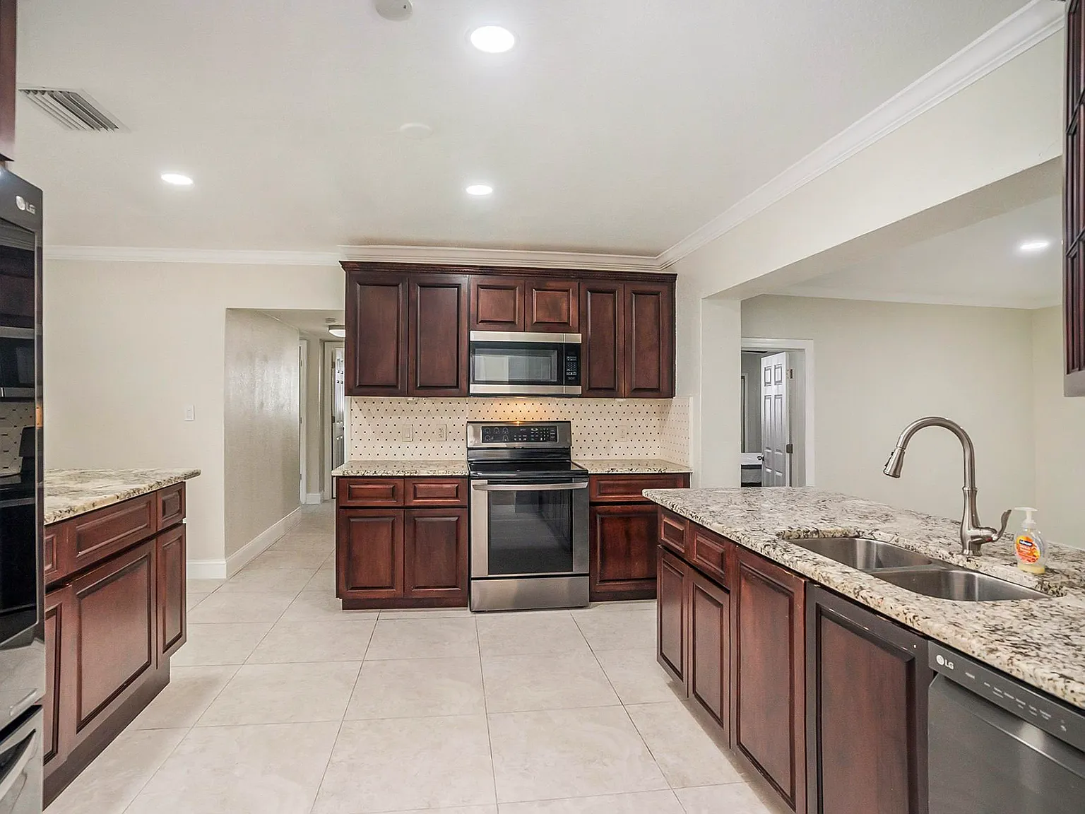 4 bed, 3.0 bath, 3561 sqft, $910 — Photo 4