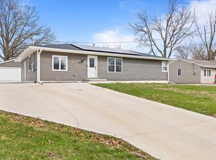 8021 Ridgeview Dr, Des Moines, IA 50320