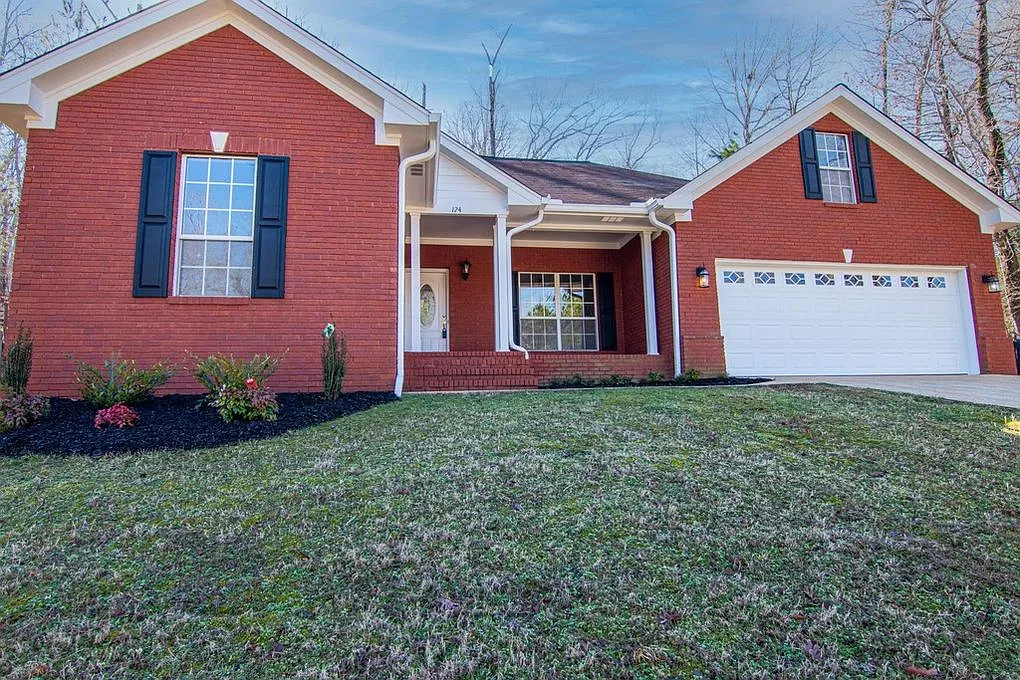 124 Brookwood Cv — Photo 1