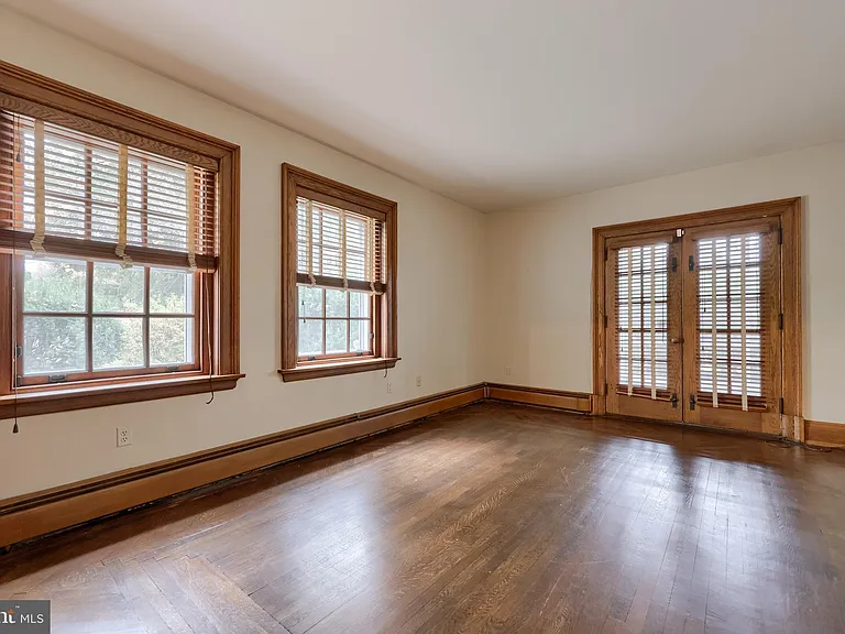 226 E Caracas Ave — Photo 31