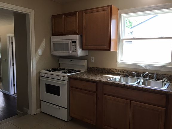 3rd image of 2021 W Elmwood Ave