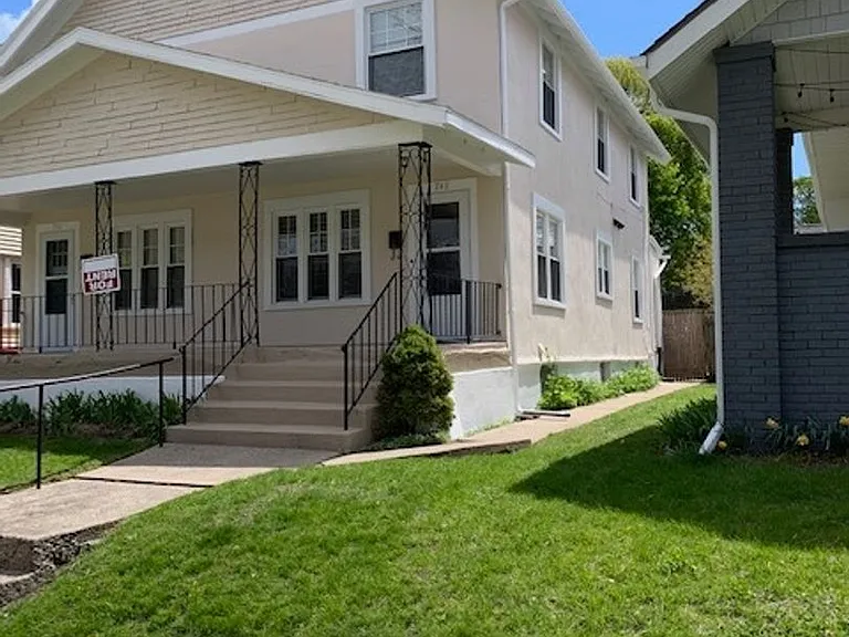 748 Crescent St NE — Photo 1