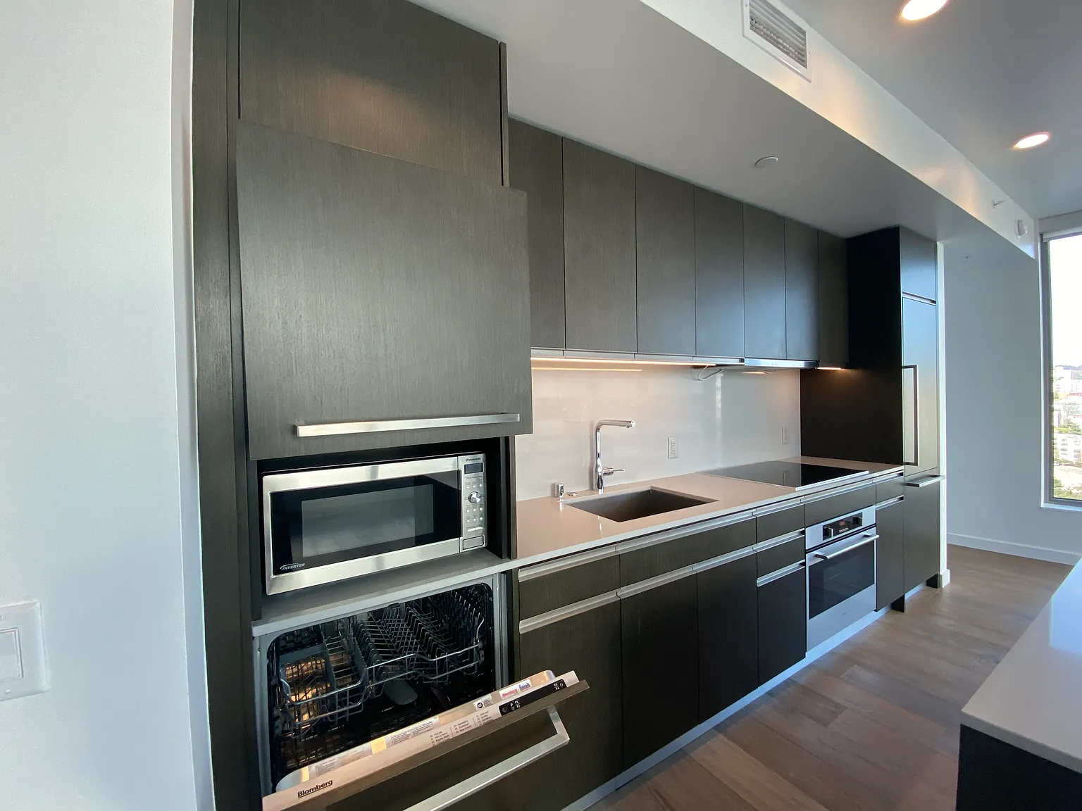 2 bed, 1032 sqft, $3,945 — Photo 4