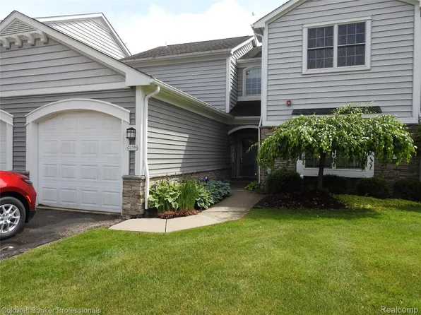 2139 Carriage Hill Cir, Lapeer, MI 48446