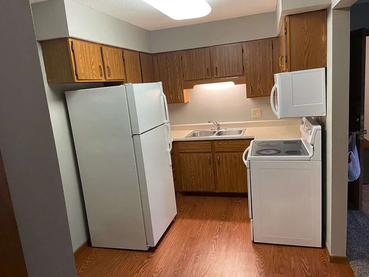 Photo 2 of 10 - 1705 Avenue C #8 - Council Bluffs, IA Building Photo - 1705 Avenue C #8