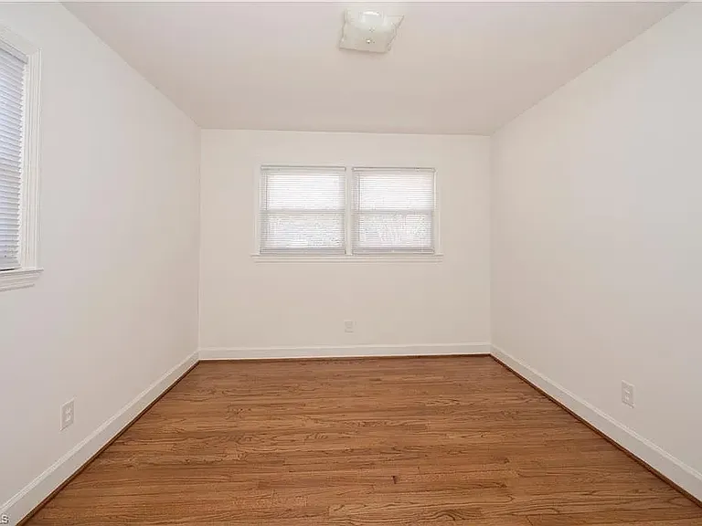 2400 Queen St — Photo 4