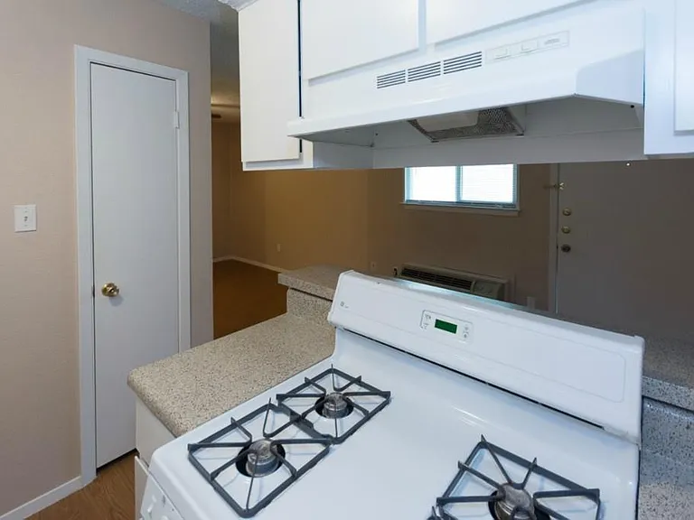 400 W 34th St #102 — Photo 5