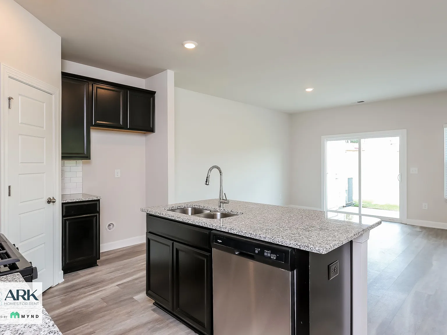 3 bed, 2.5 bath, 1597 sqft, $1,799 — Photo 4
