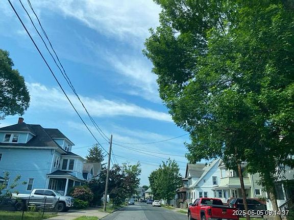 Exterior Neighborhood (street photo)