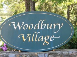 7 Village Ln, Woodbury, NY 11797