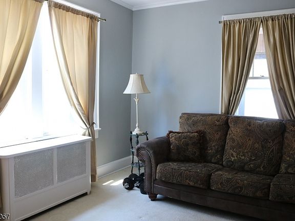 5th image of 41 Lakewood Ter