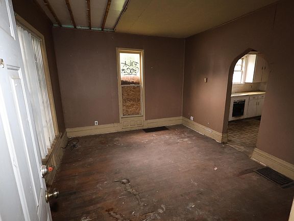 4th image of 625 Gladstone Ave