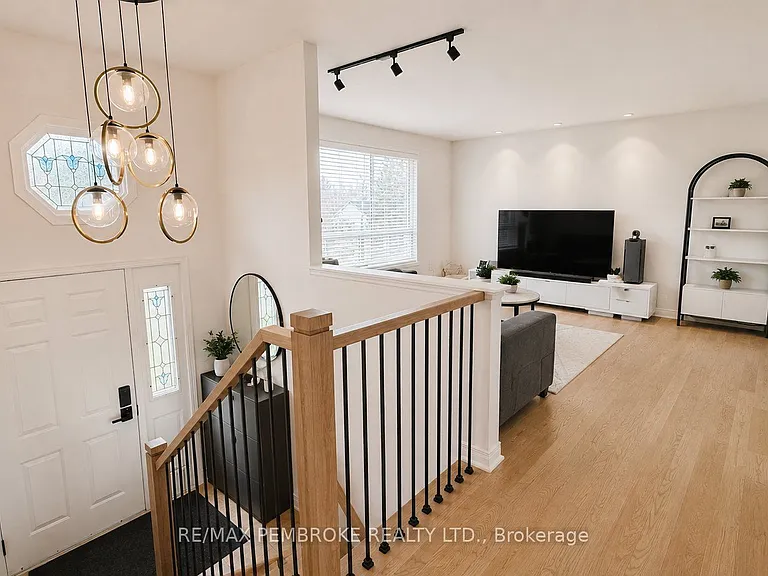 58 Selkirk St — Photo 2