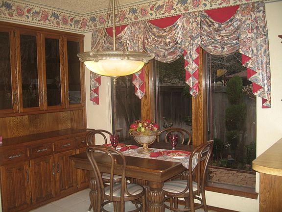 Breakfast area: ~8.1 x 8.6