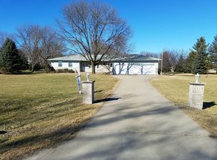 5519 Twin Knolls Dr, Cedar Rapids, IA 52411