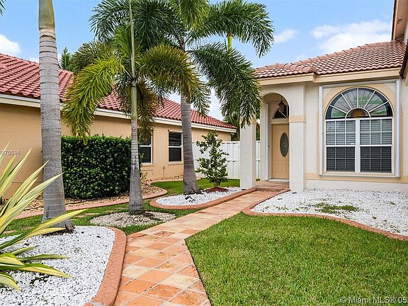 4th image of 374 SW 183rd Way