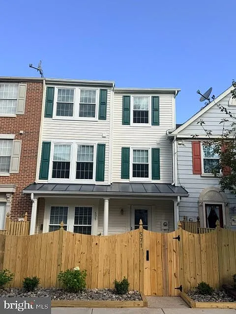 3 bed, 2.5 bath, 1600 sqft, $2,400 — Photo 2