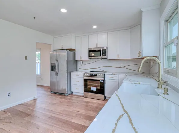 137 Arbor Meadow Dr, Sicklerville, NJ 08081