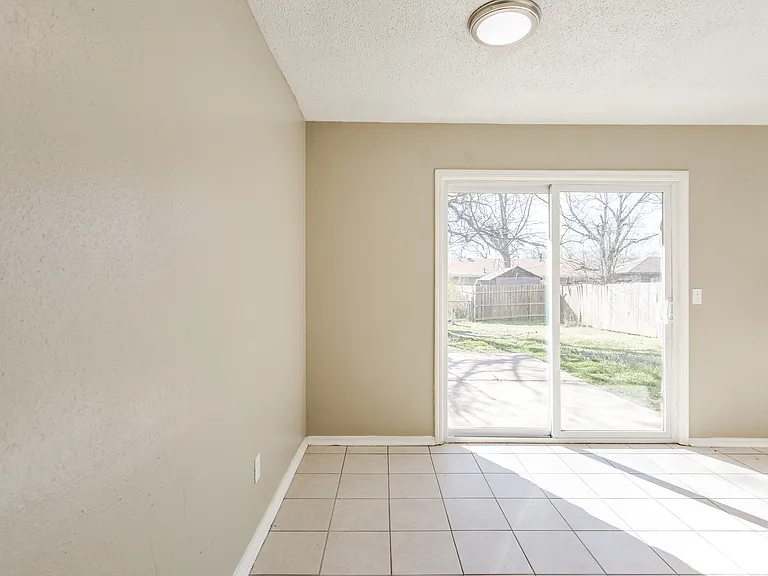 645 Lloyd Ave — Photo 9