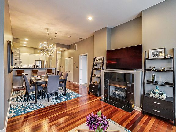 5th image of 3021 W Armitage Ave APT 402