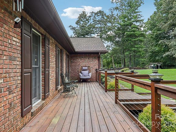 5th image of 104 Robin Crest Dr