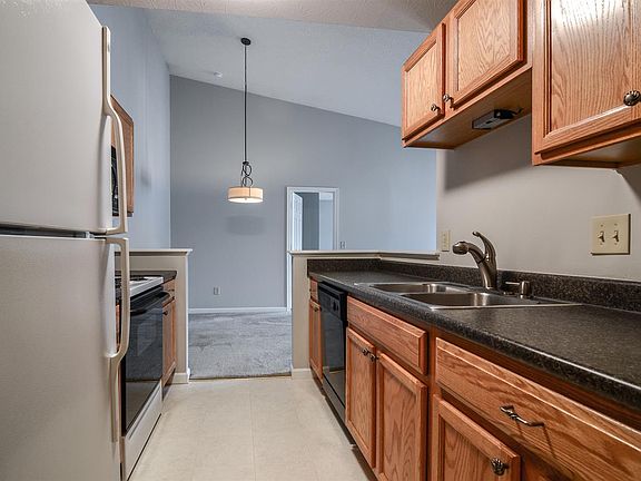 5th image of 140 Pine Lake Dr APT 7