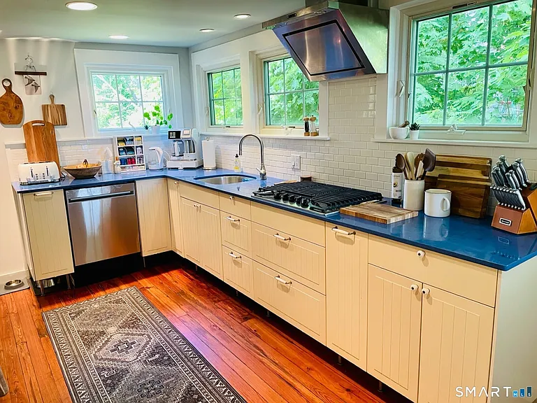 204 Clark Ave — Photo 7
