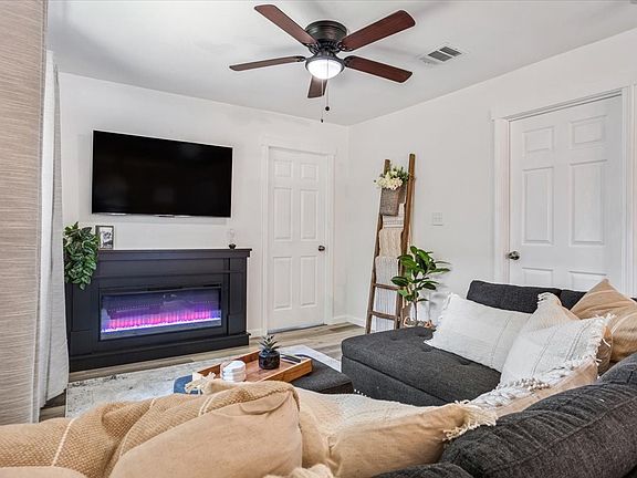 4th image of 1114 Clay Ave
