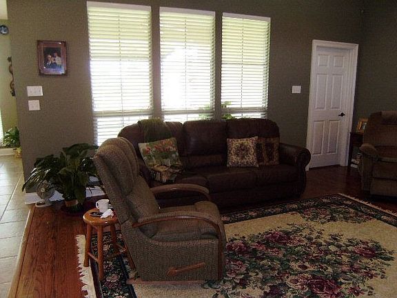 3rd image of 104 Lake Olivia Dr