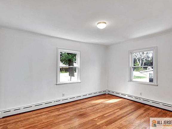 5th image of 27 Drummond Ave
