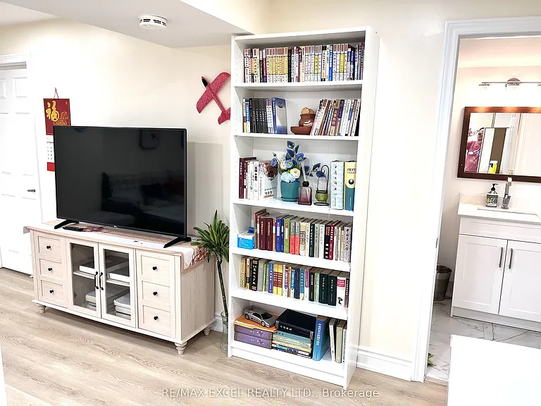 15 Leyburn Ave #BASEMENT — Photo 8