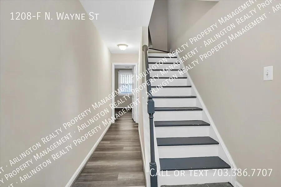 3 Levels of living just blocks to Courthouse Metro! Flooded with natural light! — Photo 3